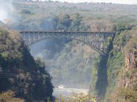 The Victoria Falls Hotel - Blick zur Eisenbahnbrücke