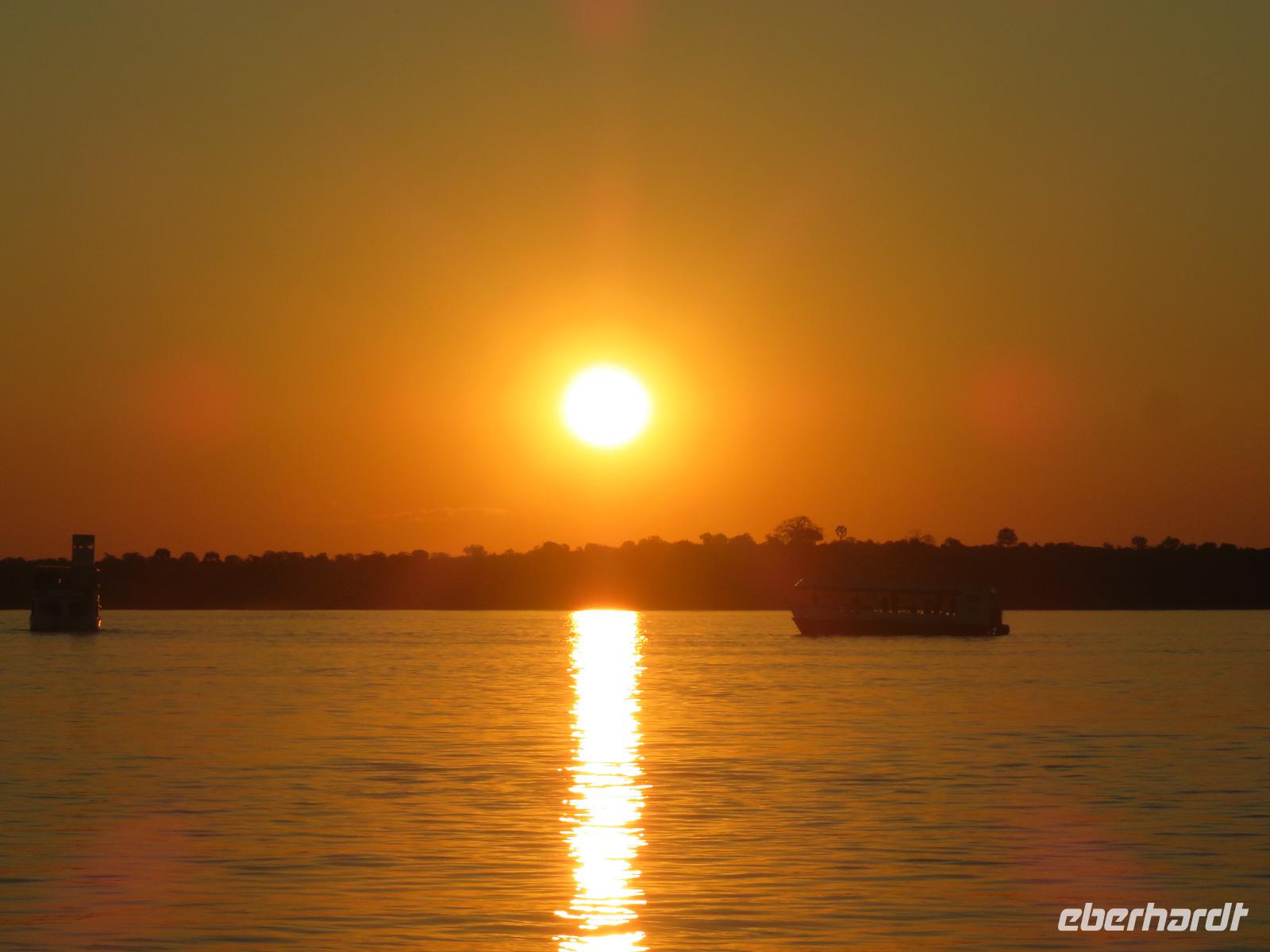 Vic Falls - Bootsfahrt auf dem Sambesi  - Sonnenuntergang