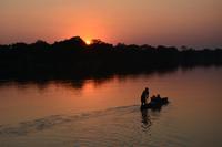 Sonnenuntergang am Okavango während der Bootsfahrt