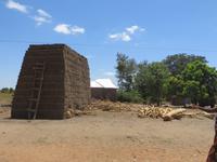Brennofen für Ziegel bei den sesshaften Massai auf dem Weg zum Manyara Nationalpark