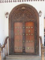 alte restaurierte indische Tür, Stone Town, Sansibar