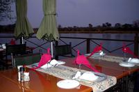 Mahangu Safari Lodge am Okawango - Abendessen auf der Terrasse