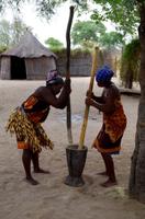 Besuch im Kulturdorf der Mashis - Maisstampfen