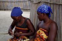 Besuch im Kulturdorf der Mashis - Körbe flechten ist Frauenarbeit