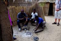 Besuch im Kulturdorf der Mashis - James hilft dem Schmied