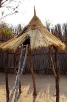 Besuch im Kulturdorf der Mashis - Hühnerstall