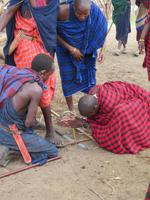 Ngorongoro Nationalpark - Besuch bei den Massai - Feuer wird gemacht