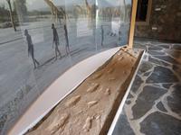 Olduvai-Schlucht - Kopie der Fußabdrücke der ersten Menschen