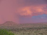 Serengeti - Serengeti Simba Lodge - Regenbogen und Gewitter auf der einen Seite