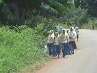 Rückfahrt zum Resort - Impressionen am Straßenrand - Schulkinder