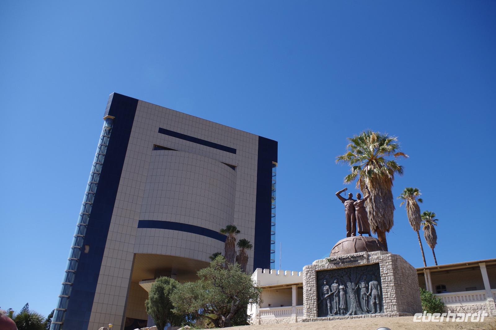 Windhoek - Kaffeemaschine und Genozid-Denkmal