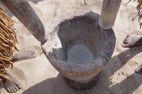 Besuch im lebenden Museum - Mais stampfen