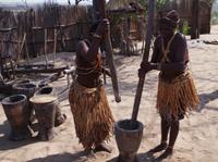 Besuch im lebenden Museum - Mais stampfen