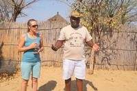 Dagmar und Jonas erklären das Leben im Kral