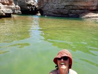 00077 Namibia - erfrischendes Bad im Felsenpool - Reisebegleitung Annett