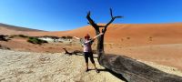 00132 Namibia - Reisebegleitung Annett im Dead Vlei