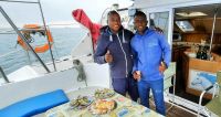 00187 Namibia - unsere Bootscrew bereitet das maritime Lunch vor