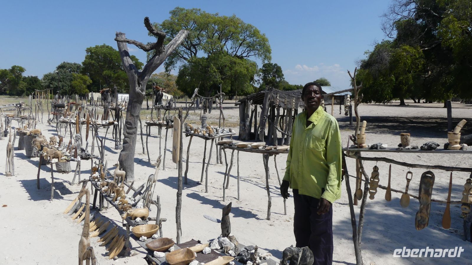 unterwegs Richtung Rundu, Holzschnitzer am Straßenrand