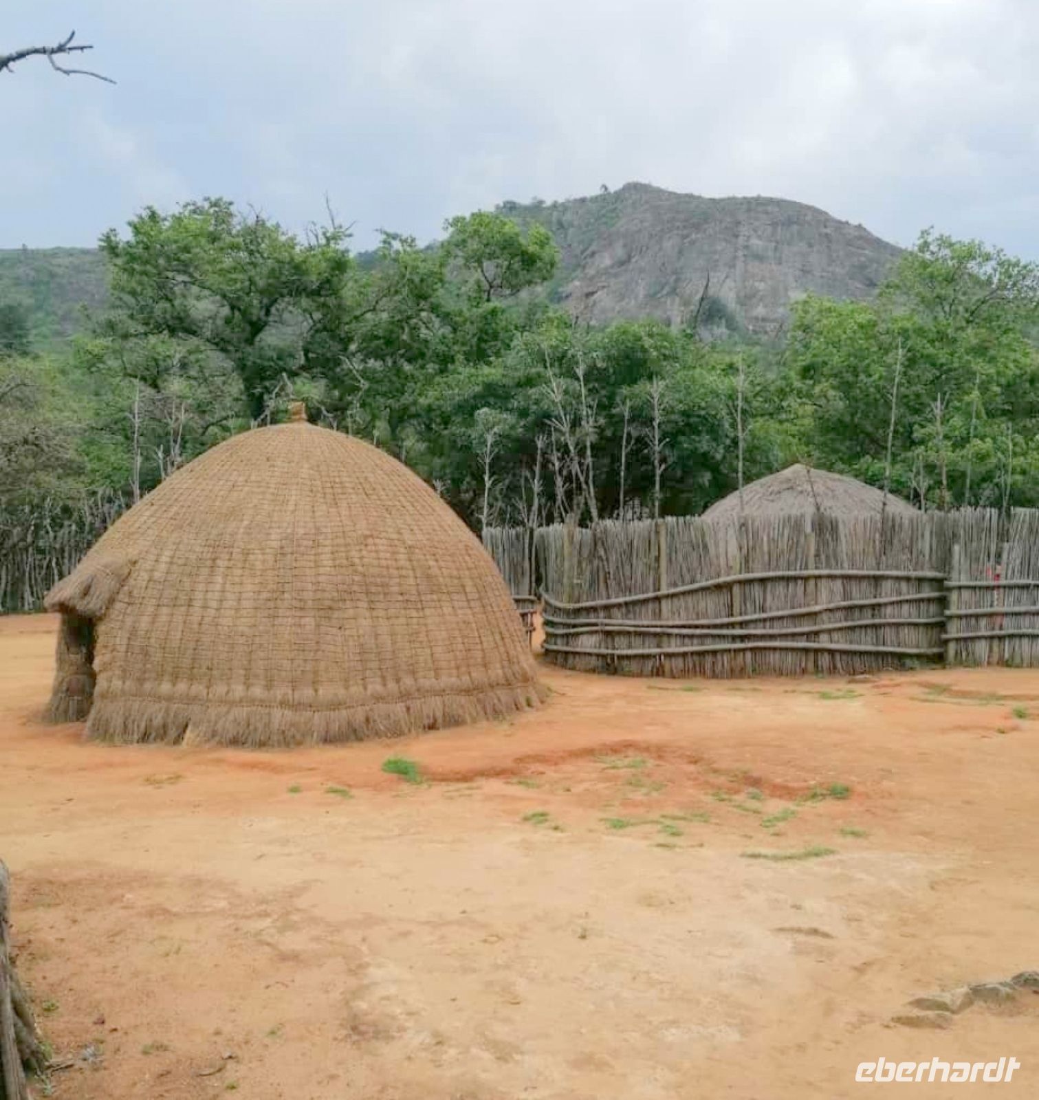 169 Rundhütten im Mantenga Village