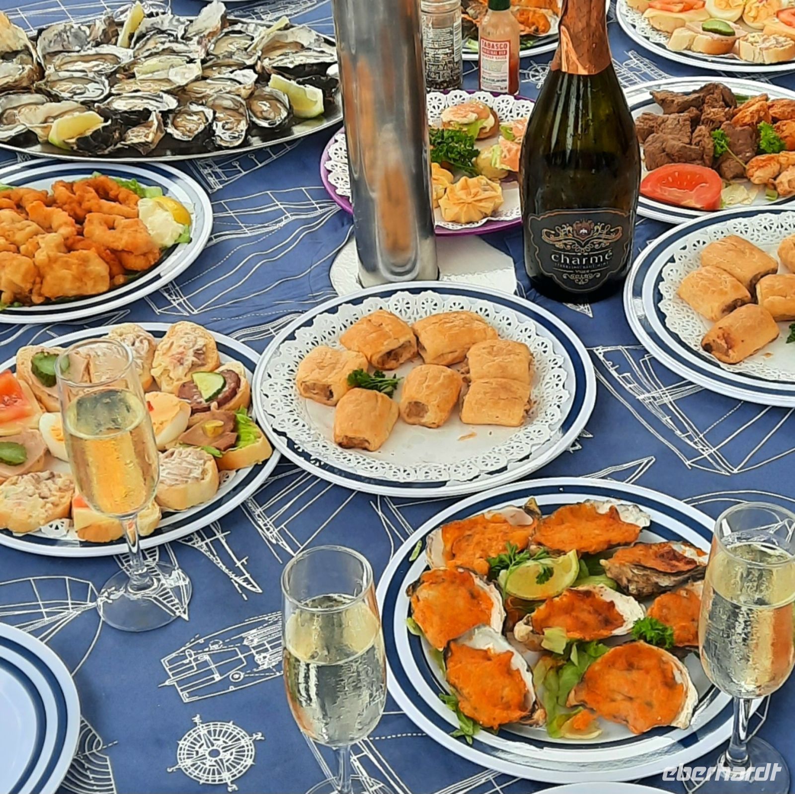 Namibia - Bootsfahrt in der Lagune von Walvis Bay - maritimes Picknick mit Bubble