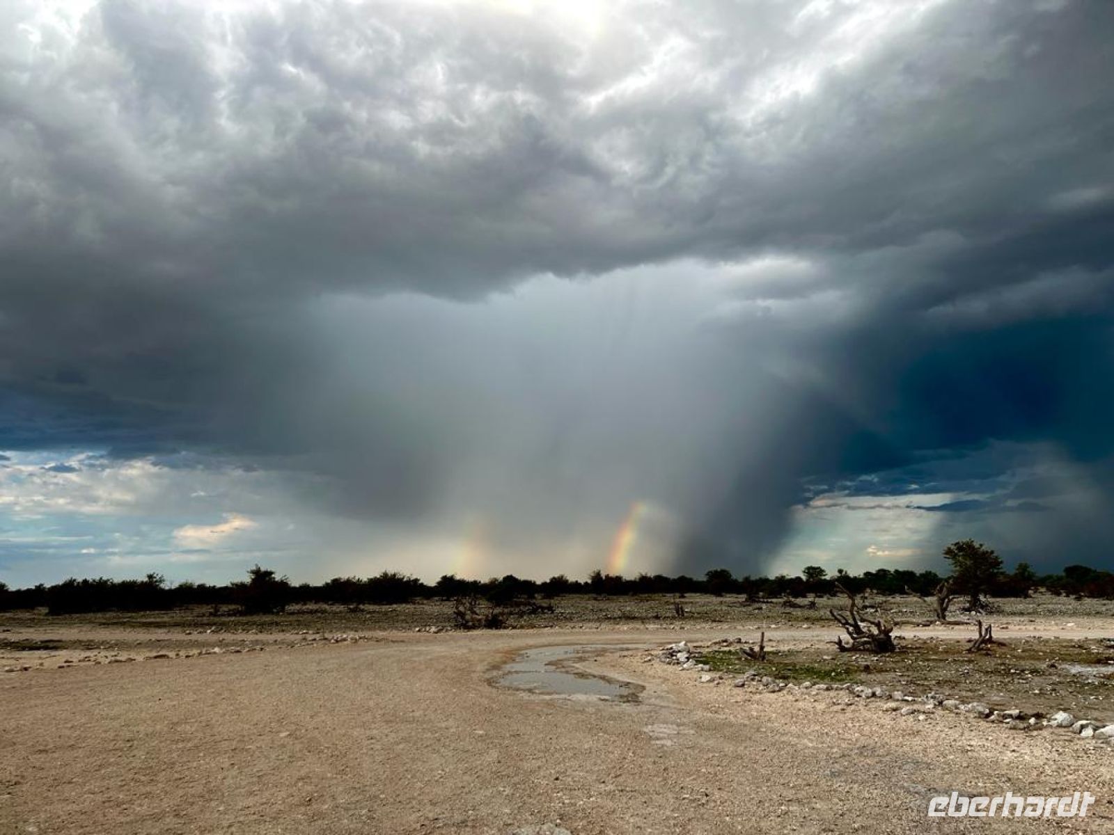 Namibia - Pirschfahrt im grünen Etosha - Regenwolken mit Regenbogen