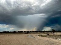 Namibia - Pirschfahrt im grünen Etosha - Regenwolken mit Regenbogen