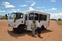 Issy und Gina vor unserem Bus von Senses of Africa