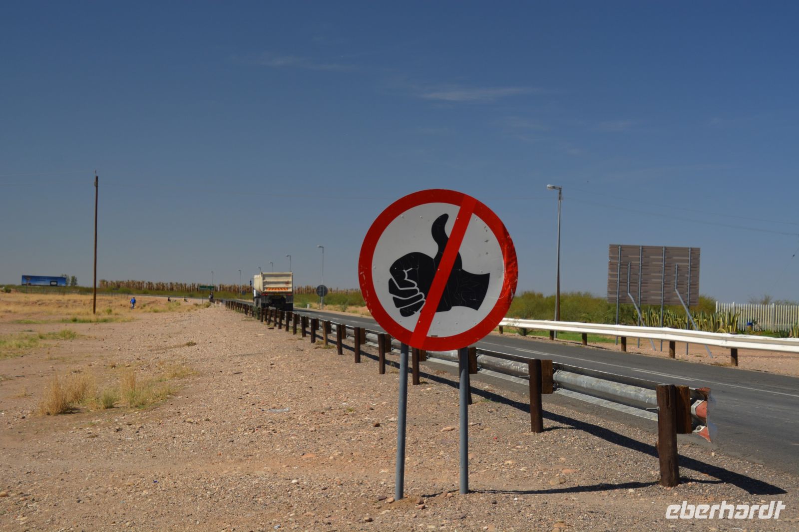 hier ist Trampen verboten!