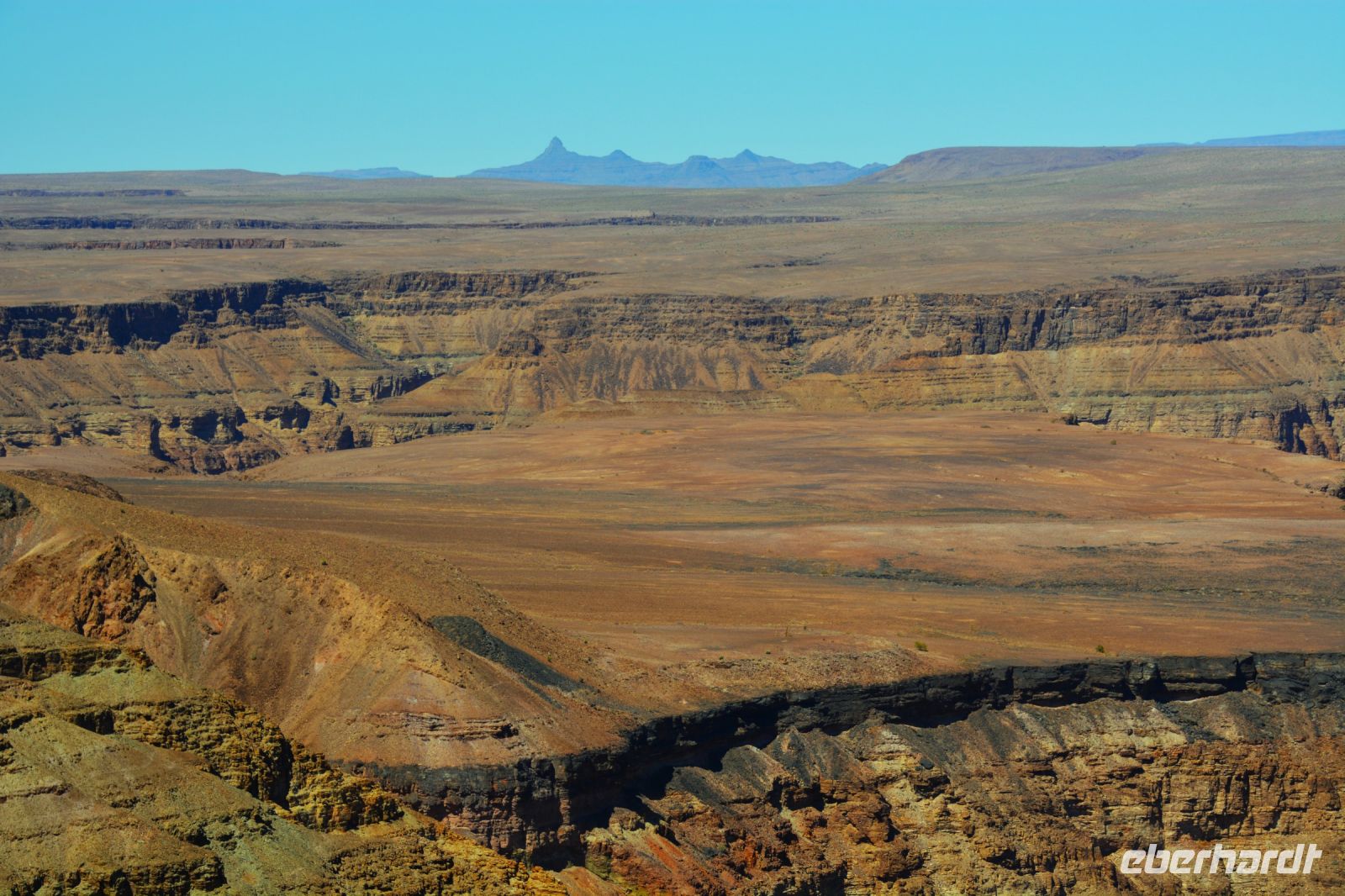 Fish River Canyon - in der Ferne die Berge