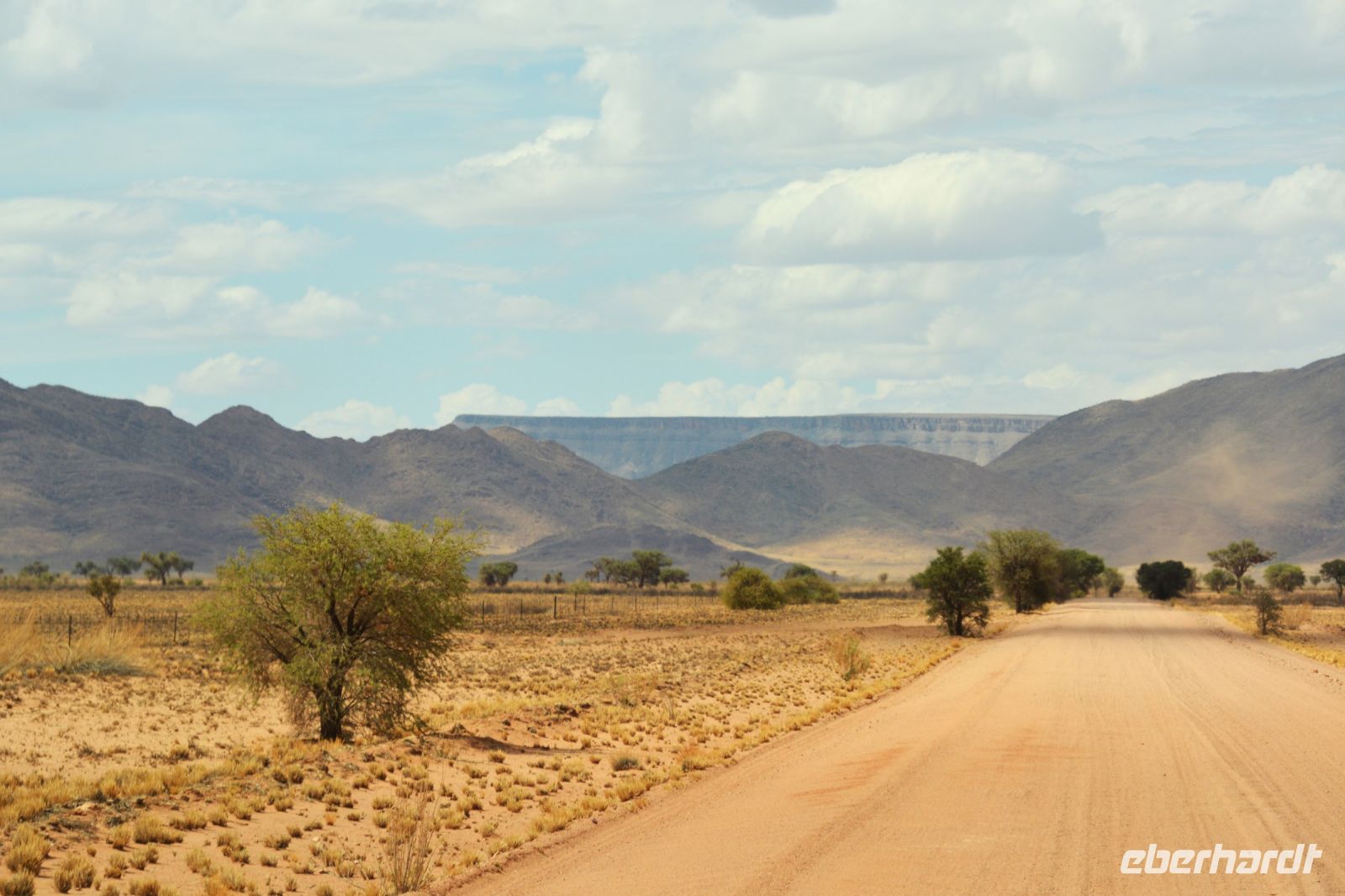 Fahrt in Richtung Elegant Desert Lodge