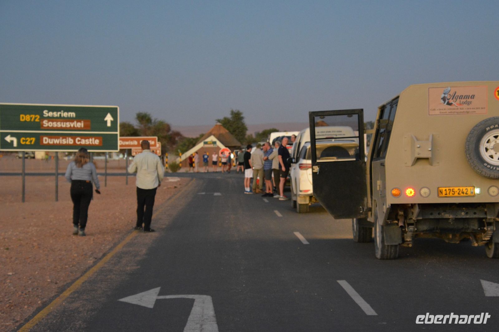 Anstehen am Namib Naukluft Nationalpark mit anderen