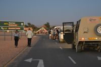 Anstehen am Namib Naukluft Nationalpark mit anderen
