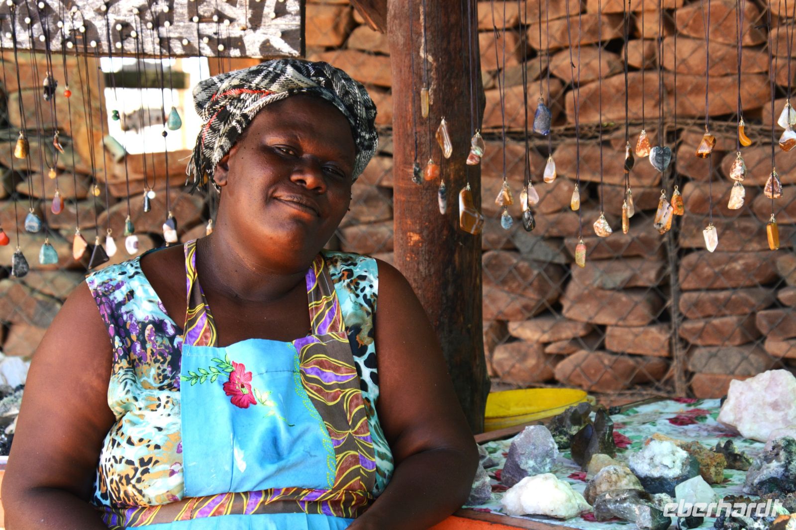 Verkäuferin der Damara mit ihren Schätzen