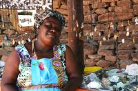 Verkäuferin der Damara mit ihren Schätzen