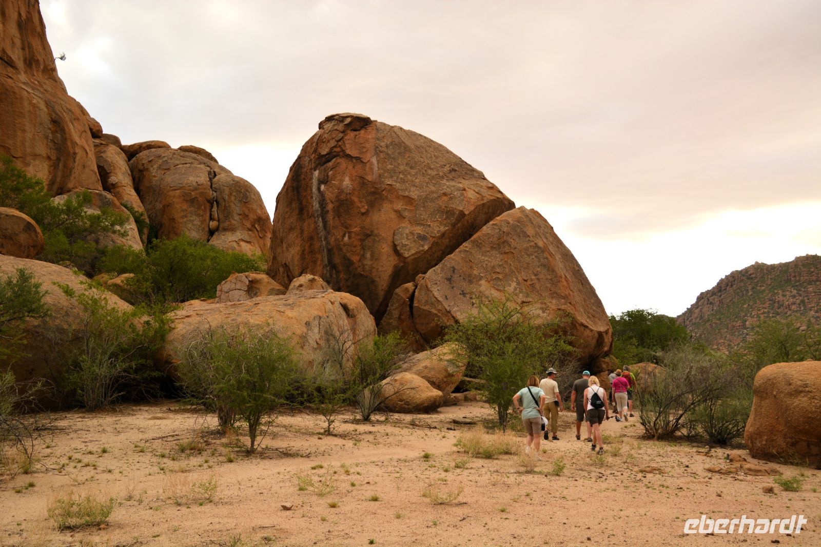 auf geht es zur kleinen Wanderung zu den Felsbildern bei der Ai Aiba Lodge