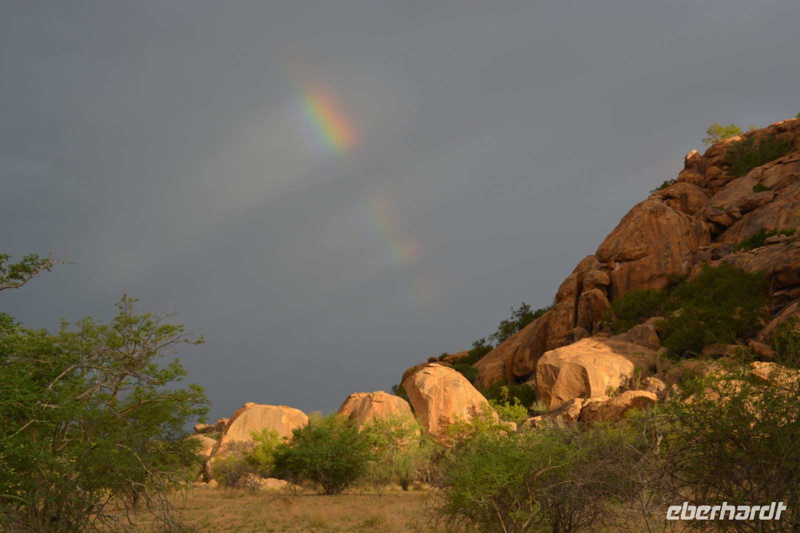 ein Regenbogen und Gewitterbeleuchtung (Ai Aiba Lodge)