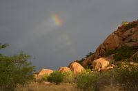 ein Regenbogen und Gewitterbeleuchtung (Ai Aiba Lodge)