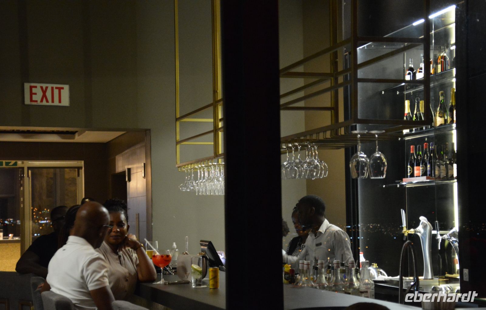 Namibier in der Rooftop-Bar des Avani Hotels (Windhoek)