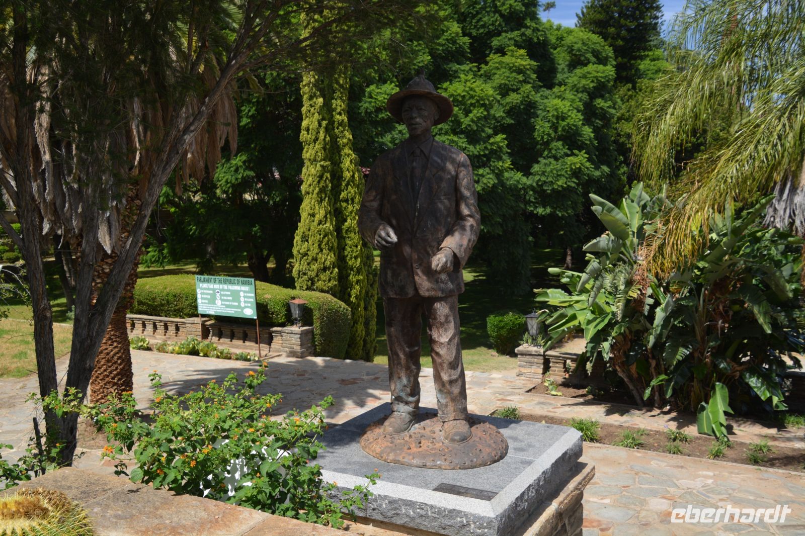 Parlamentsgarten mit Hendrik Samuel Witbooi vor dem Tintenpalast (Windhoek)