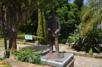 Parlamentsgarten mit Hendrik Samuel Witbooi vor dem Tintenpalast (Windhoek)