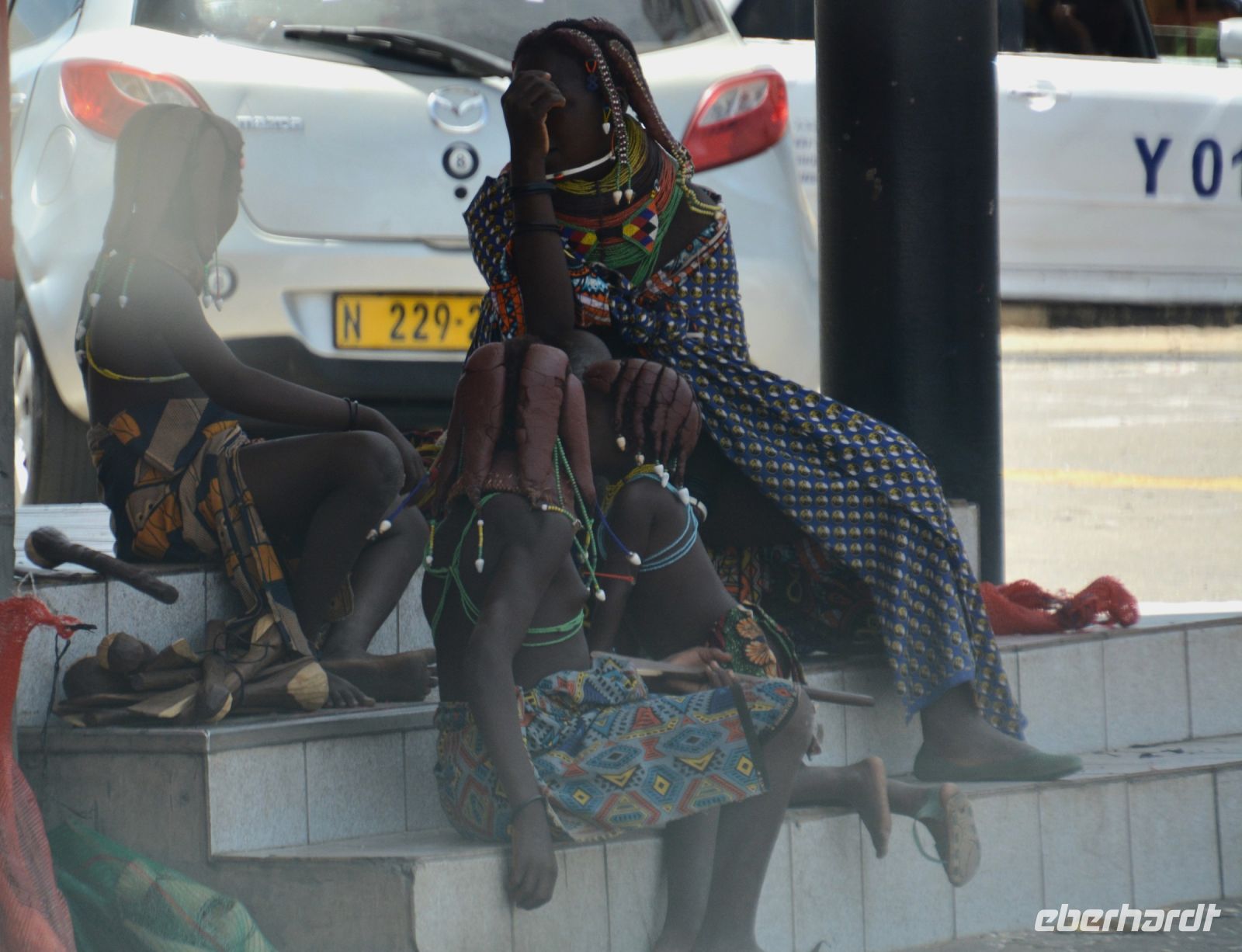 Himba am Wegesrand - Mutter mit Kindern (Windhoek)