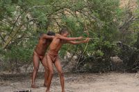 San Village - San bei der Jagd mit Pfeil und Bogen