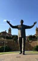 Pretoria: Nelson Mandelastatue vor dem Regierungsgebäude 