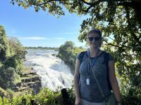 Vic Falls: Reisebegleiterin Anne an den  Victoria Wasserfälle
