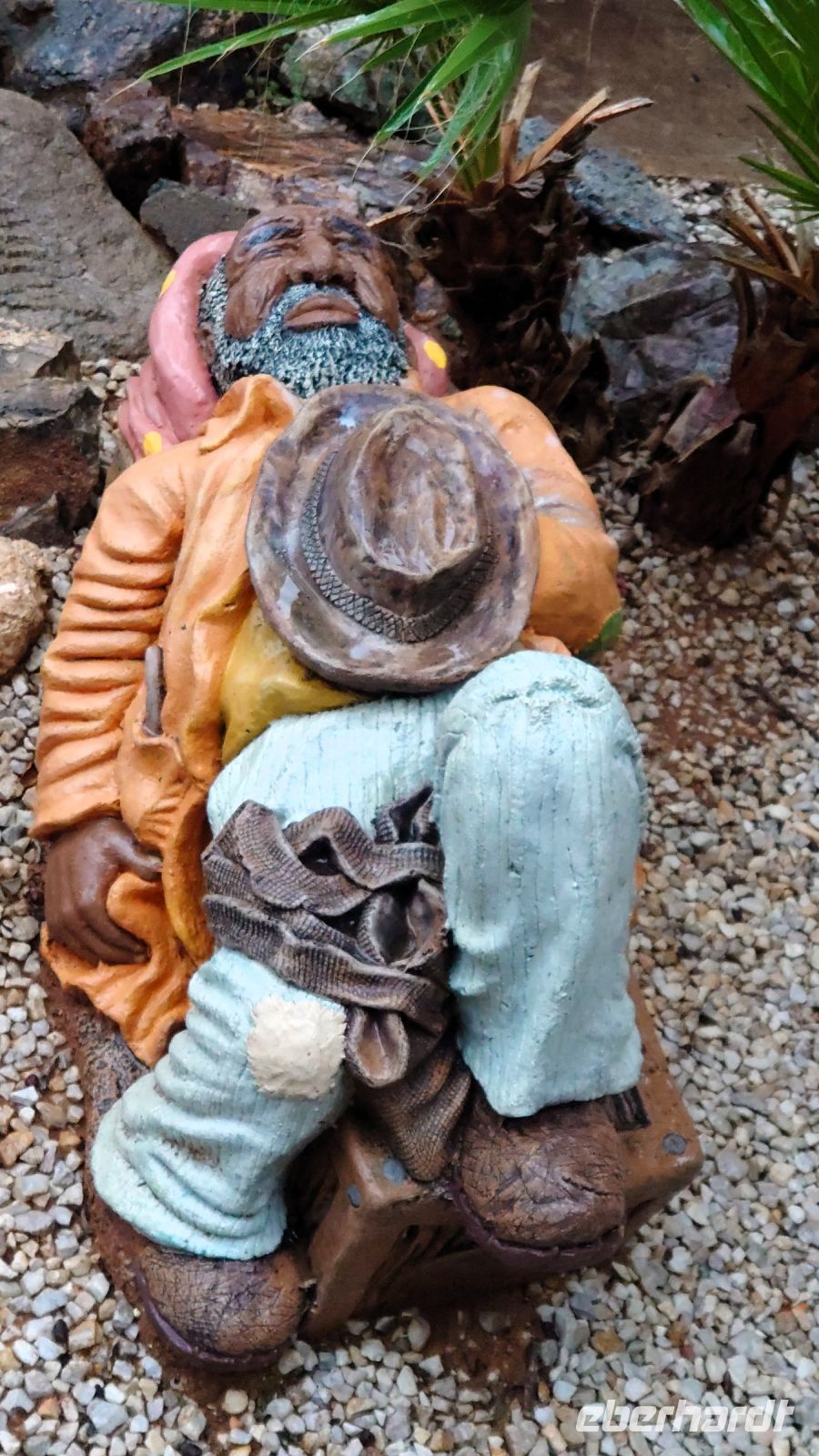 83 Ob Mann dann wohl noch so entspannt daliegt...