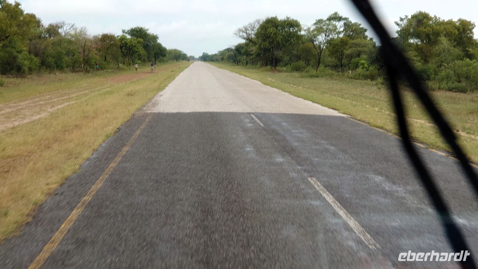 101 Kurz vor Ndhovu ändert sich der Straßenbelag