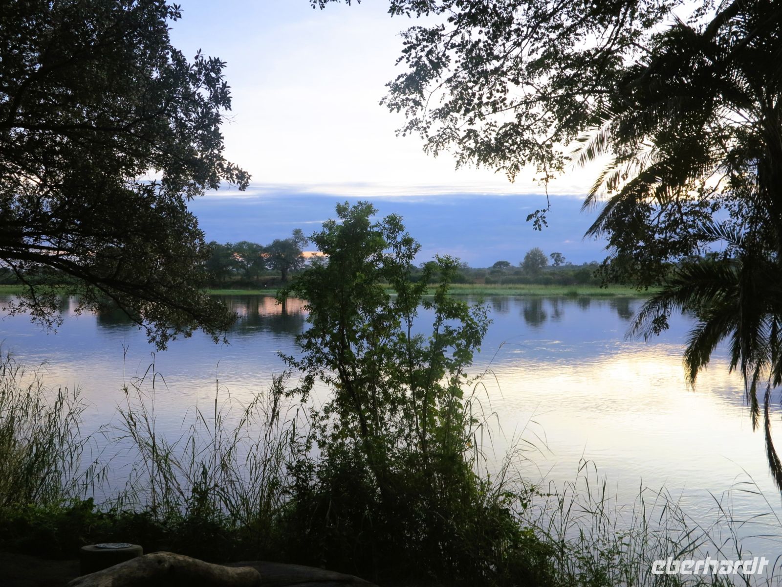 130 Die Sonne geht am Okavango auf