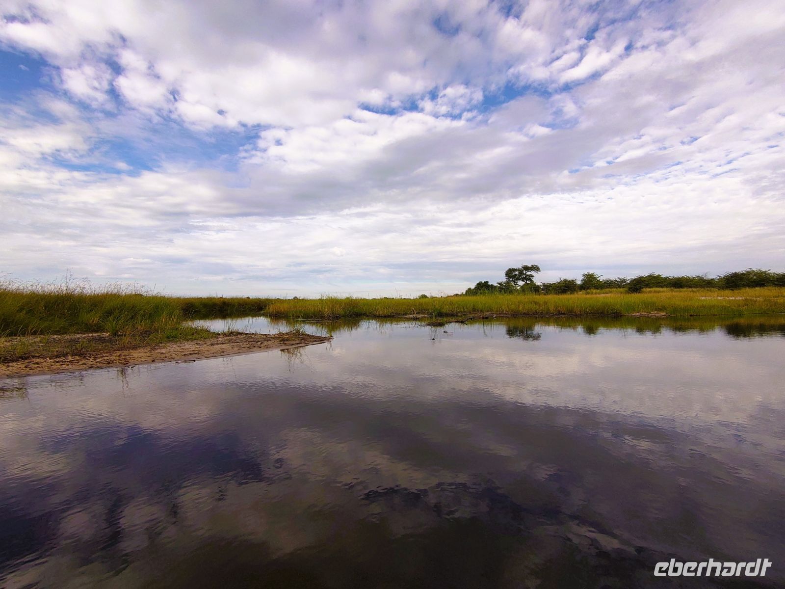 145 Kurze Bootsfahrt zu unseren Pirschfahrzeugen