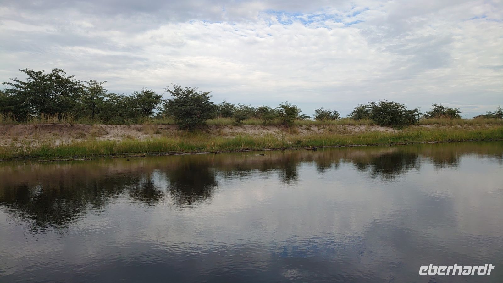 146 Kurze Bootsfahrt zu unseren Pirschfahrzeugen