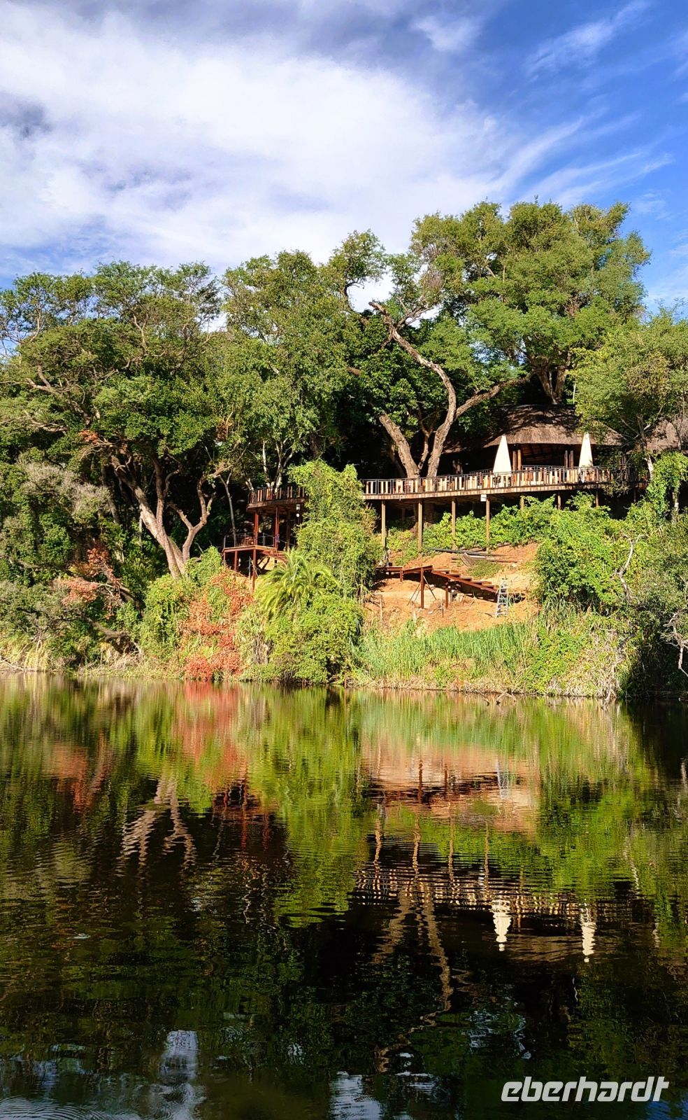 163 Unsere Lodge vom Wasser aus